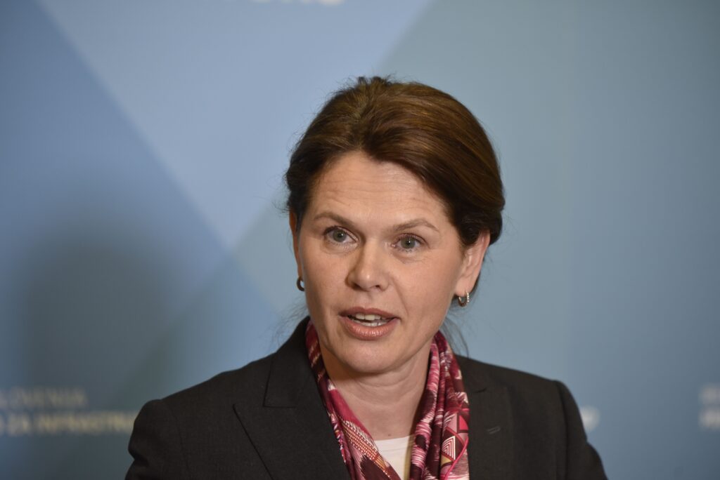 Ministrica za infrastrukturo Alenka Bratušek