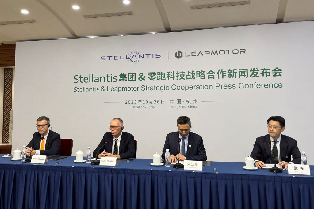 predstavniki podjetij Stellantis in Leapmotor ob podpisu pogodbe
