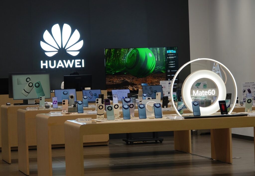 Huawei se počasi pobira po udarcih ameriških sankcij in pandemije