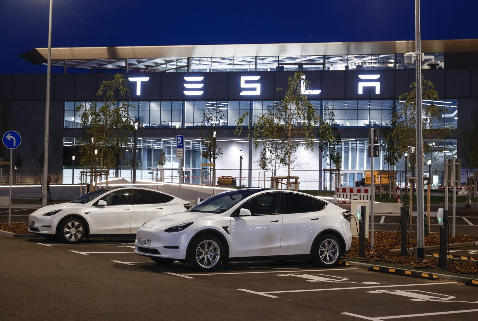 Prof Tesla Tesla snuje cenejši e-avto v Nemčiji, BYD pa novo tovarno vozil na ...
