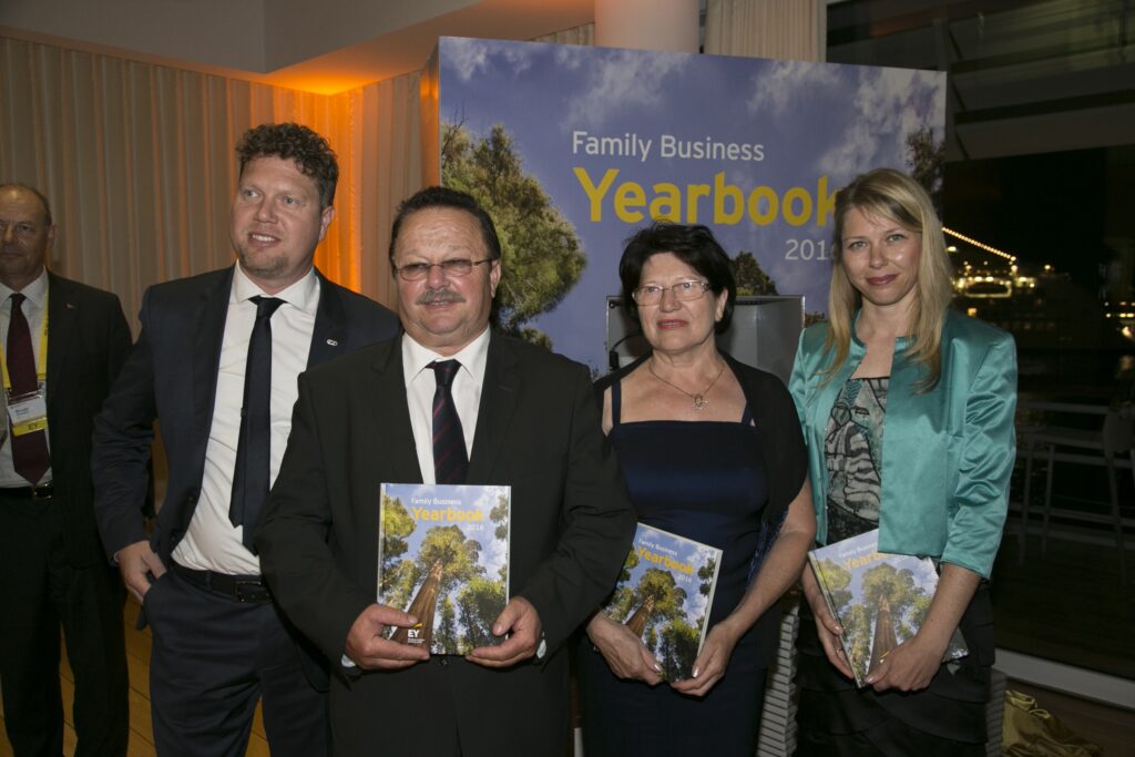 Družina Pavlinjek med podelitvijo nagrade za eno od desetih najboljših družinskih podjetij v Evropi