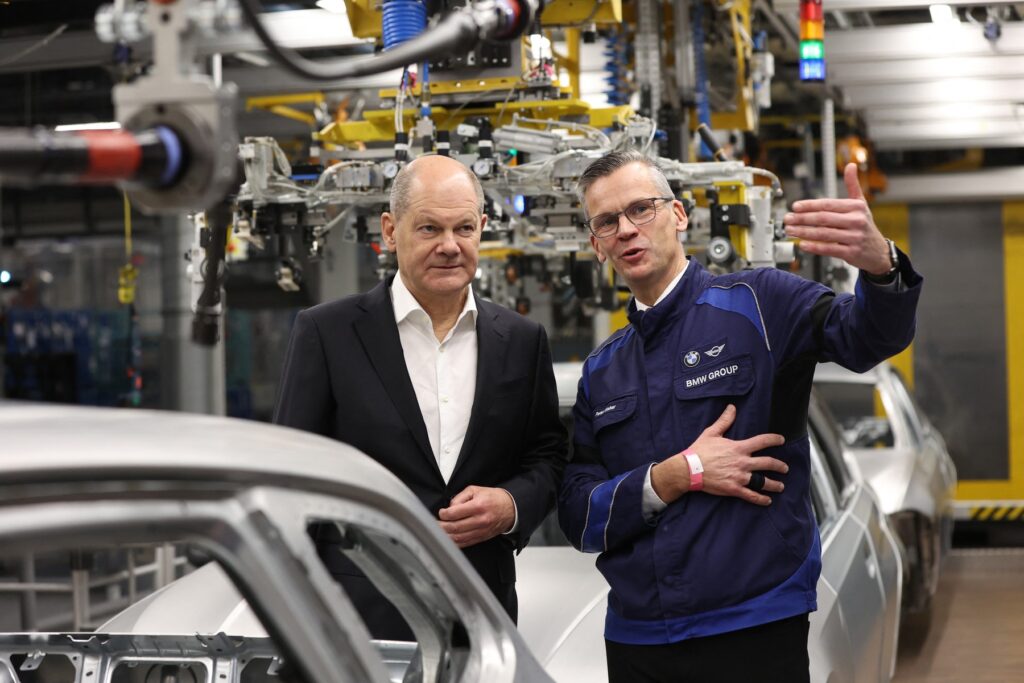 Nemški kancler Olaf Scholz na obisku pri avtomobilskem velikanu BMW