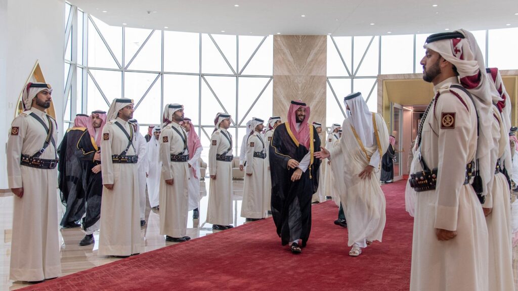 Kronski princ savdske Arabije Mohamed bin Salman in katarski emir Tamim bin Hamad al Thani