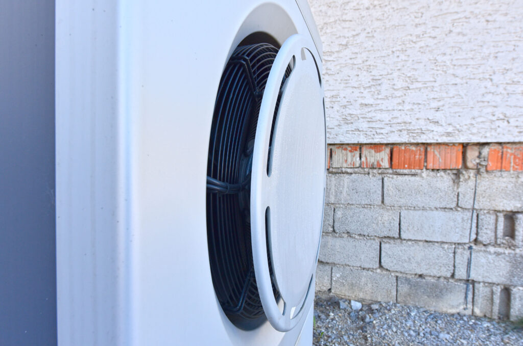 Toplotna črpalka pred hišo