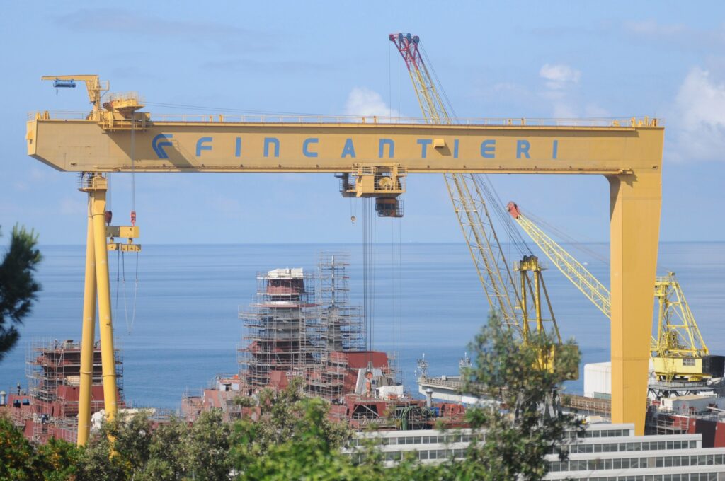Proizvodnja bojnih ladij Fincantieri v pristanišču Riva Trigoso