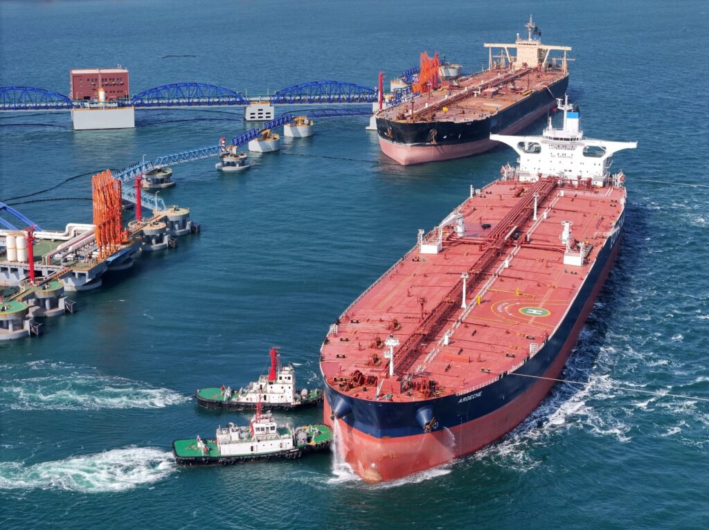 Naftni tanker v kitajskem pristanišču Yantai