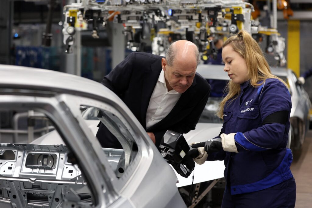 Nemški kancler Olaf Scholz v tovarni BMW