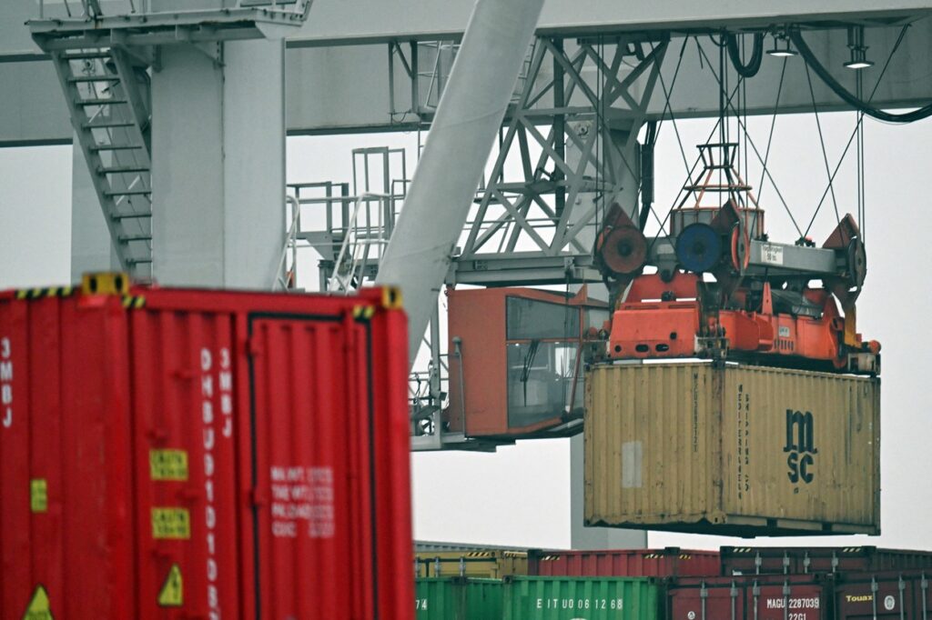 Žerjavi in kontejnerji v pristanišču v Nemčiji