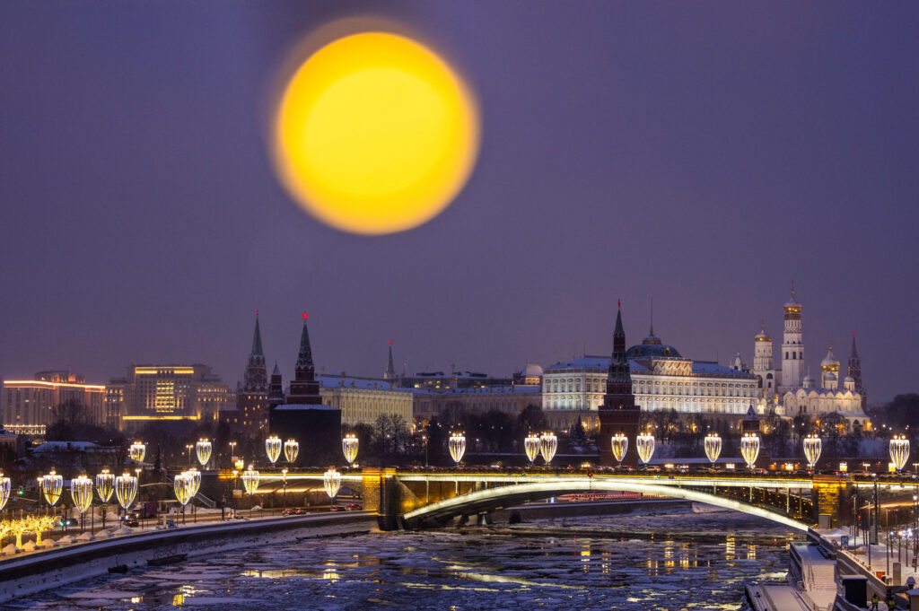 Pogled na moskovski Kremlj uz zaleđenu rijeku