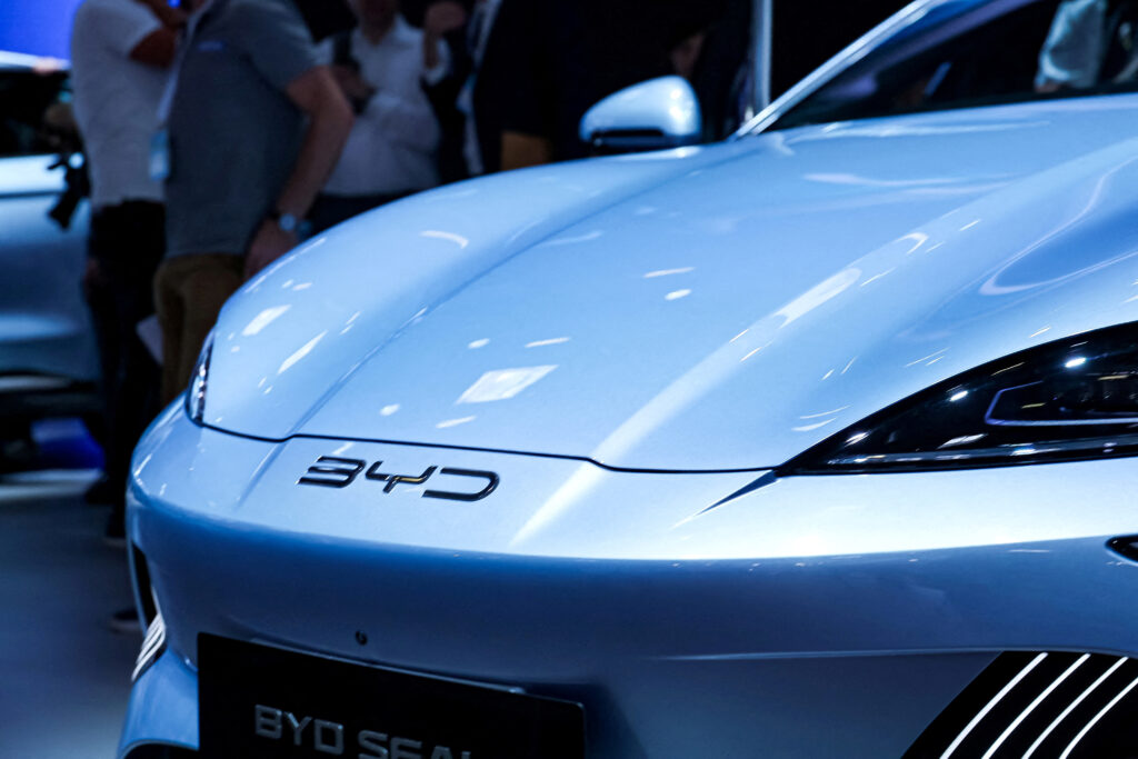Pogled na logotip na avtomobilu BYD Seal, ki je bil razstavljen na avtomobilskem sejmu IAA Mobility v Münchnu.