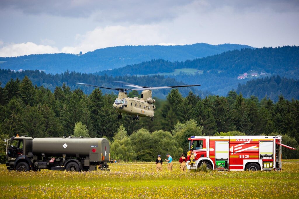 Helikopterji s pomočjo vzletajo z letališča v Slovenj Gradcu