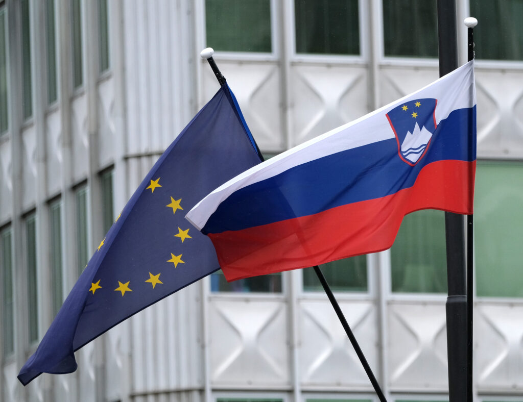 Slovenska in evropska zastava na ulici v Ljubljani