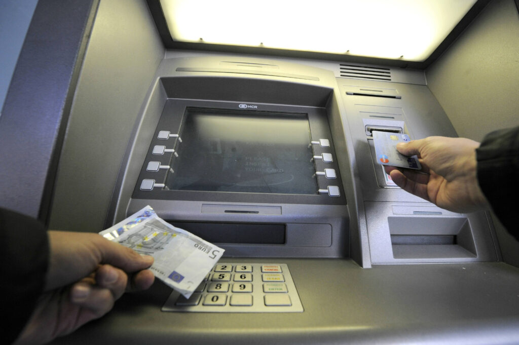 Dvig denarja na bankomatu