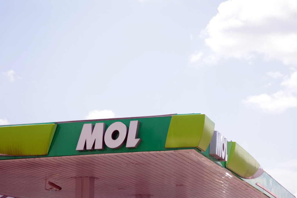 Napis na črpalki MOL