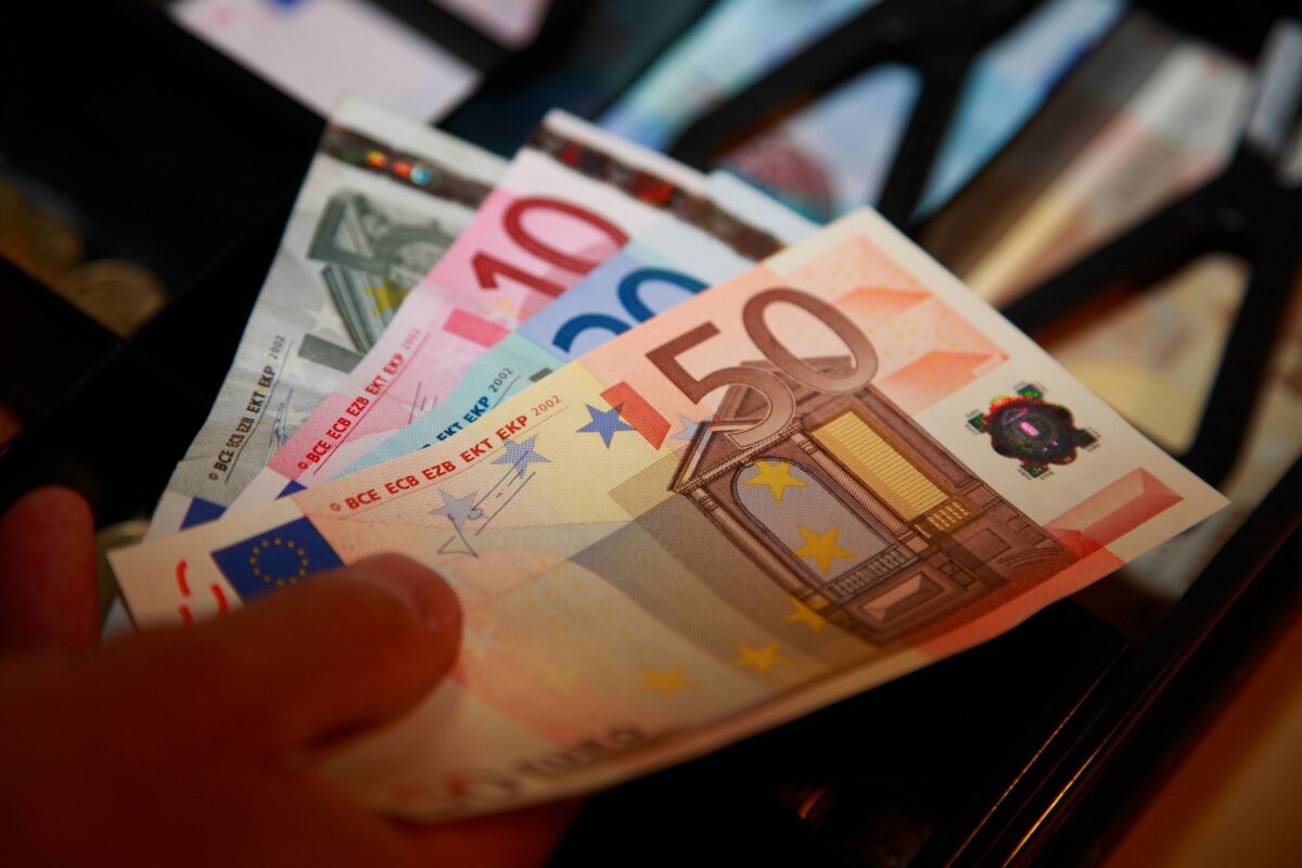 Stroški dela še naprej rastejo, v katerih panogah najbolj