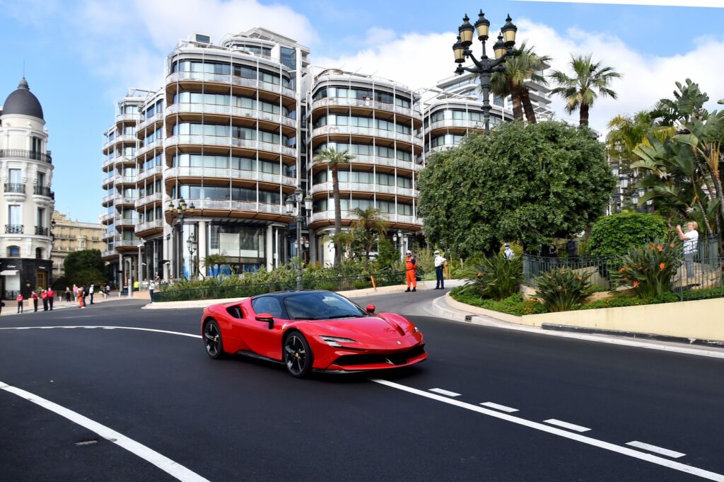 Ferrari SF90 Stradale na ulicah Monaka