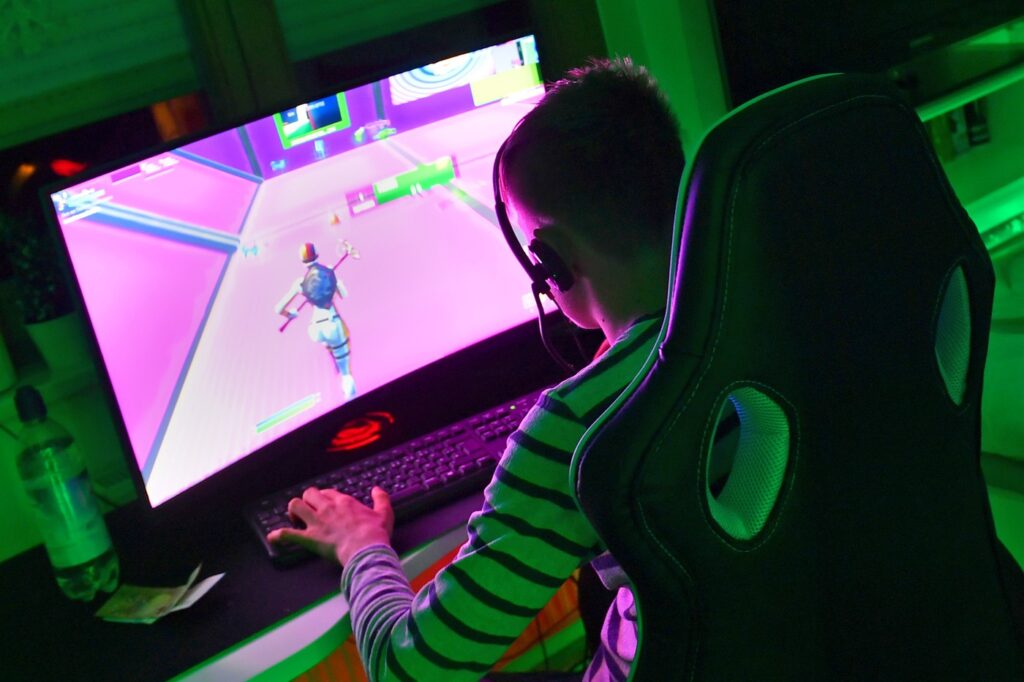Deček, star 14 let, na računalniku igra igro Fortnite