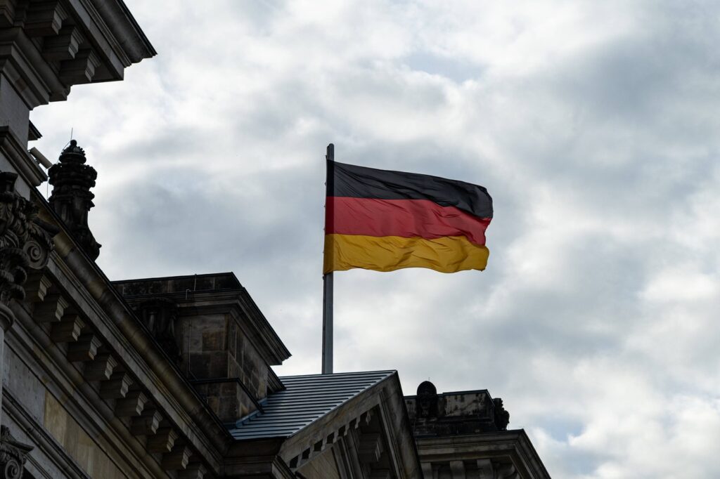 Nemški Bundestag z zastavo na vrhu stavbe.