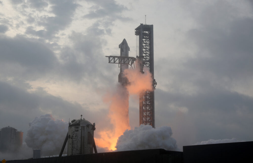 Raketa podjetja SpaceX ob vzletu