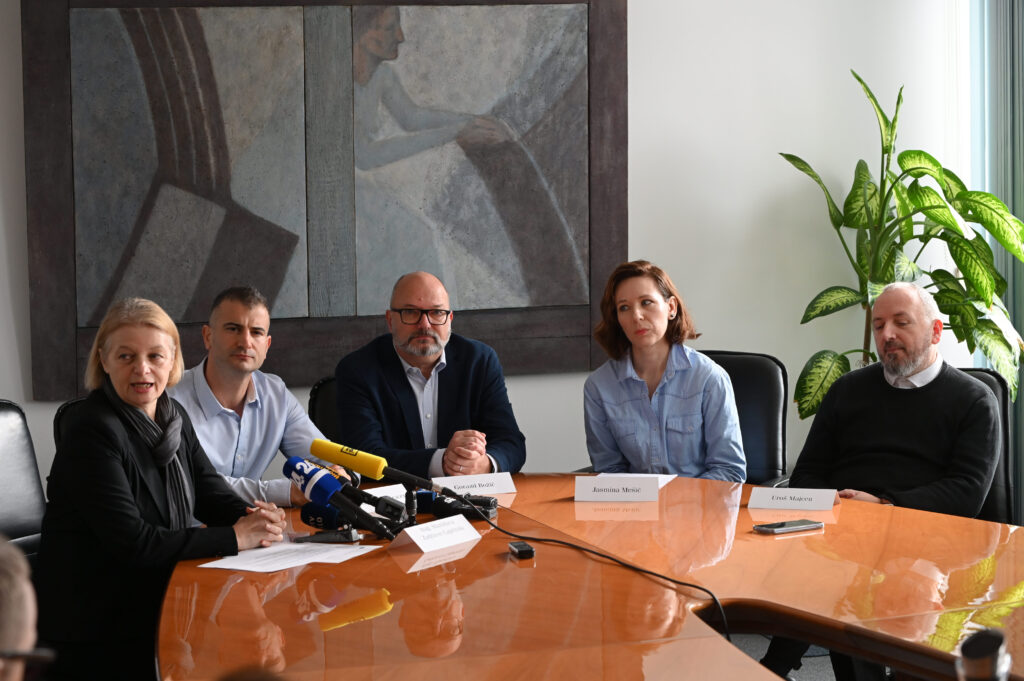 Novinarska konferenca o spletnih prevarah na Združenju bank Slovenije (ZBS)