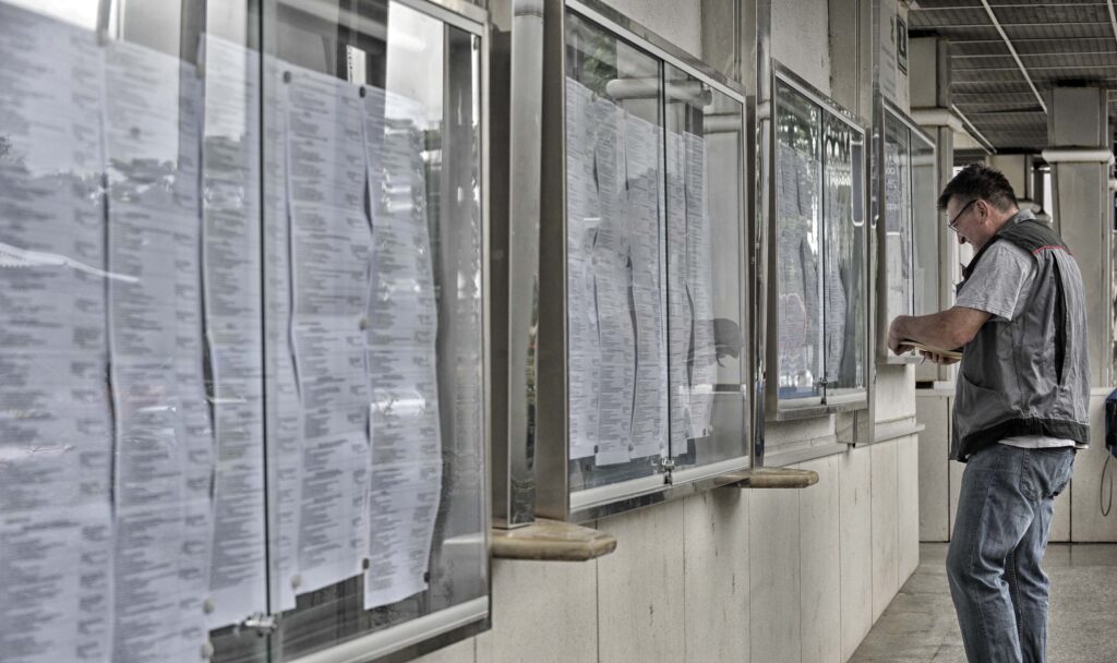 Zavod za zaposlovanje je po dveh mesecih rasti vnovič zabeležil padec registrirane brezposelnosti