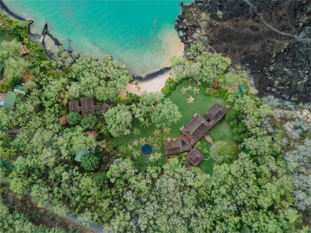 Ogromno zemljišče na otoku Maui, ki ga je pred leti za 78 milijonov dolarjev kupil milijarder Jeff Bezos.