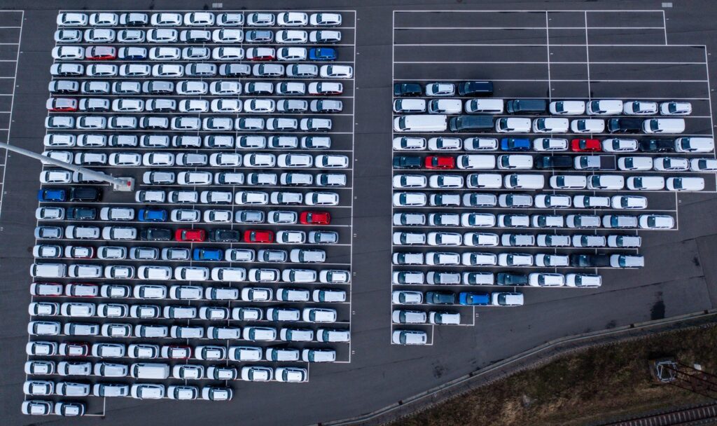 Novi avti, ki so parkirani v pristanišču nemškega mesta Rostock in so pripravljeni na izvoz.