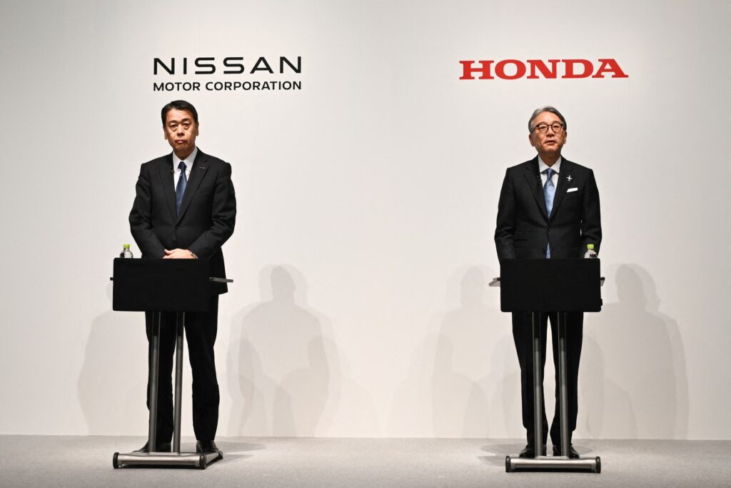Predsednik in glavni izvršni direktor Nissana Makoto Učida ter direktor in predsednik Honde Tošihiro Mibe