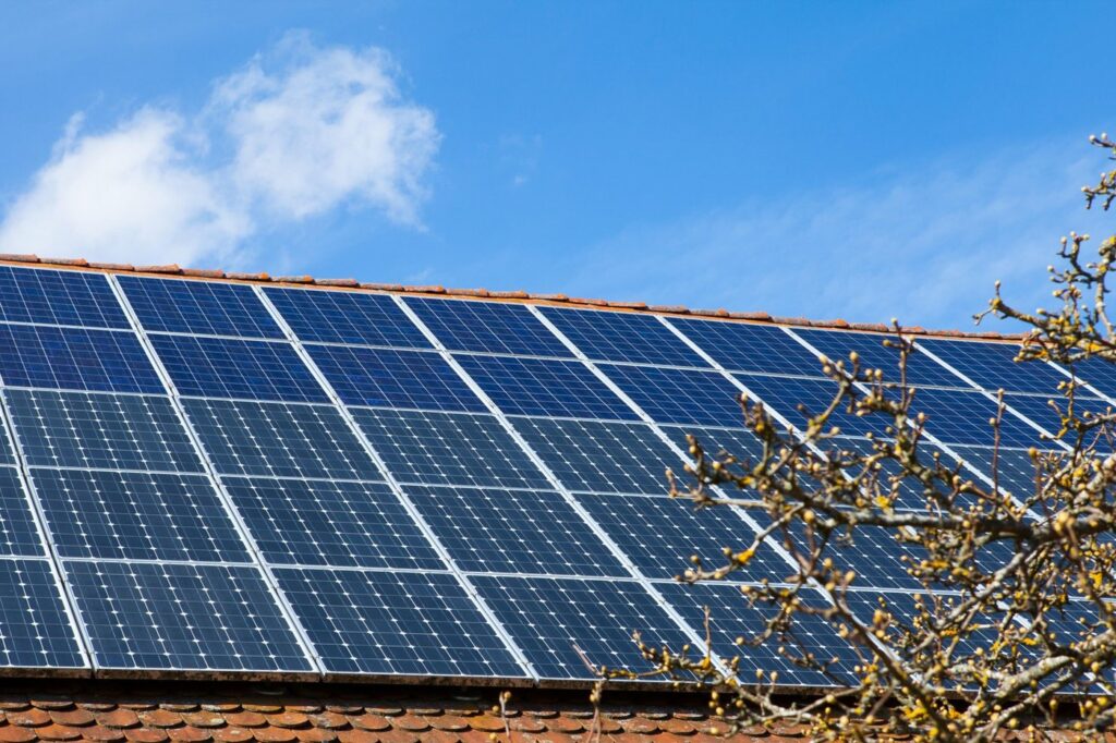 Sončni paneli na strehi