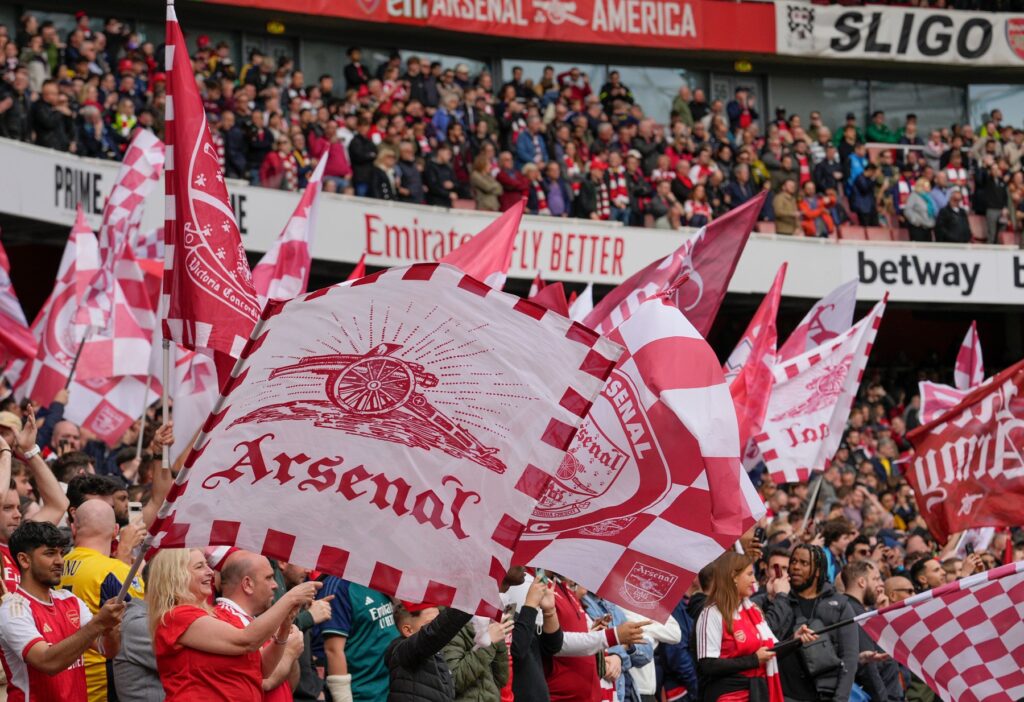 Arsenal, nogomet, nogometni klub, navijači, zastave, logo