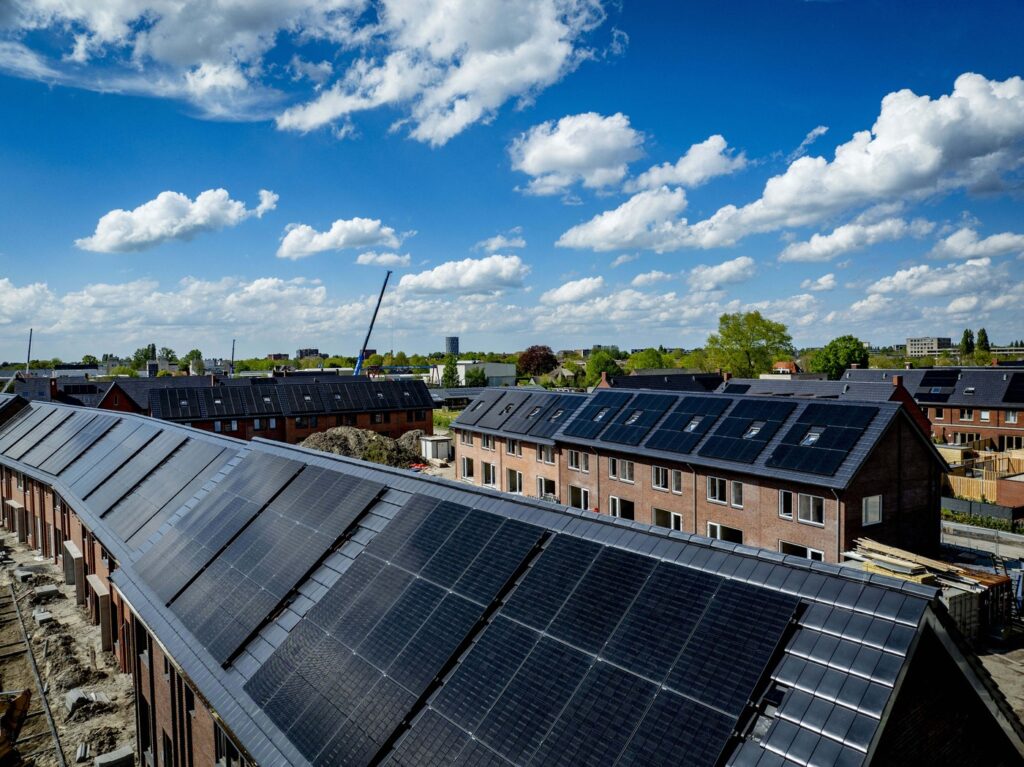 Inštalacija sončnih panelov na novogradnje na Nizozemskem