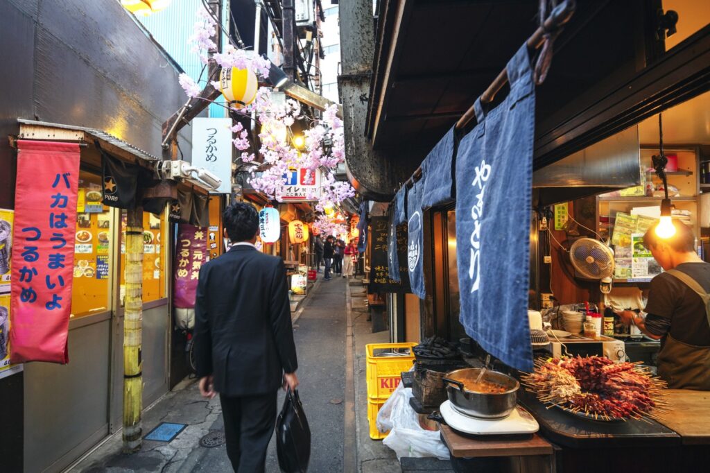 Yokocho je ulica s hrano predelu Tokija Shinjuku.