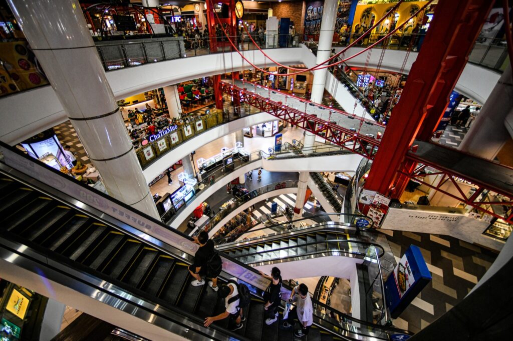 Potrošniki v nakupovalnem središču Terminal 21 v Bangkoku