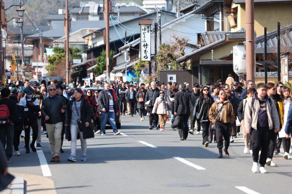 Ulica v mestu Kyoto, ki je polna turistov