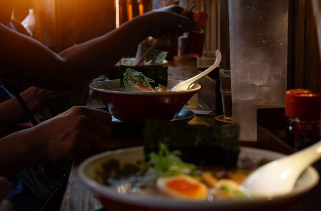 Atmosfera v znani japonski restavraciji, ki ponuja tradicionalno hrano