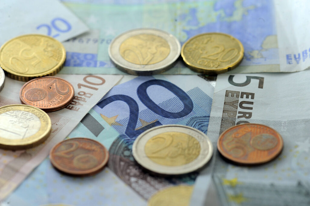 dENAR, KI LEŽI NA RAVNI POVRŠINI