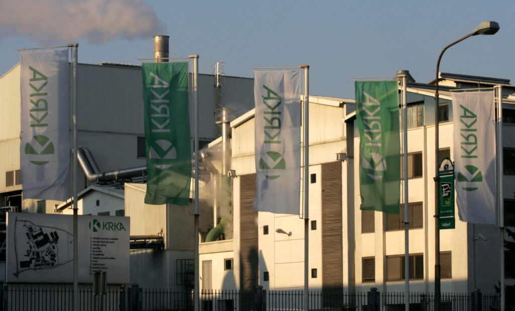 Zastave z logotipom Krke pred tovarno v Novem mestu