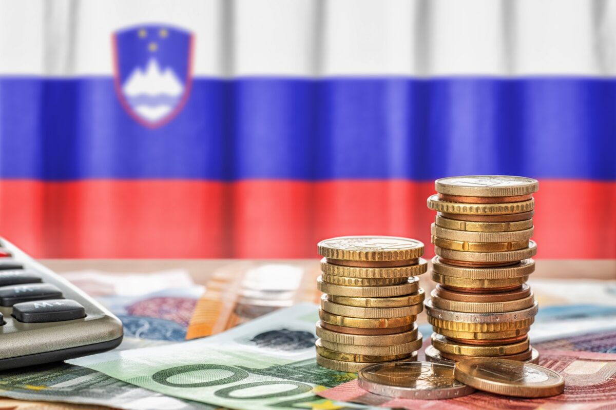 V prvih sedmih mesecih luknja v proračunu večja za 355 milijonov evrov