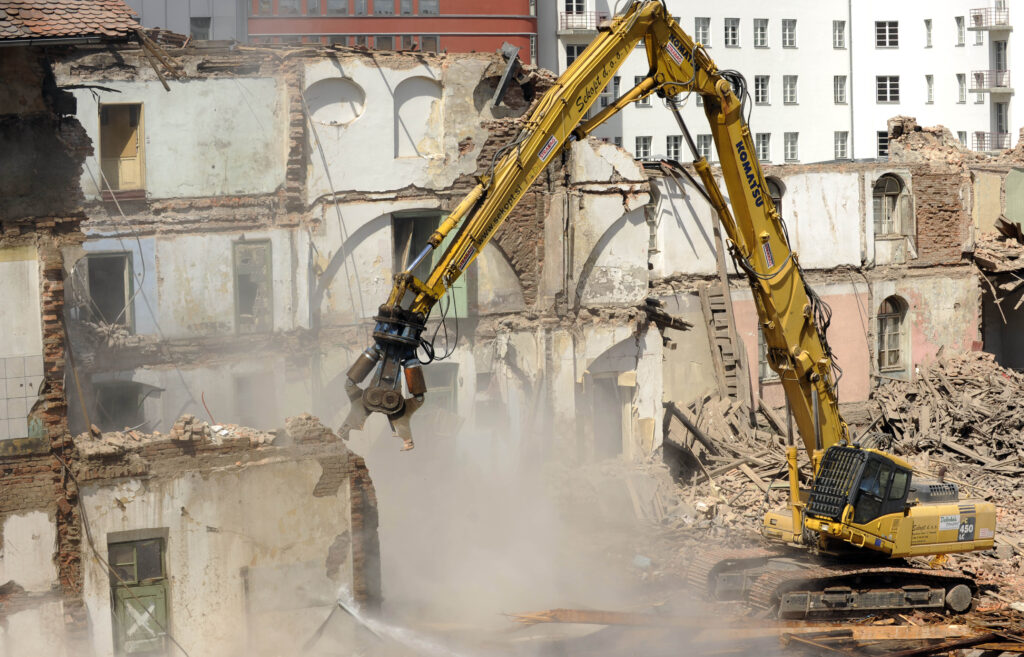 Delovni stroj podjetja Strabag ruši Kolizej