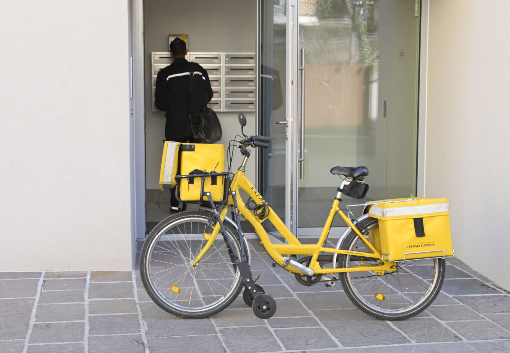 Pošta Slovenija, pošta, kolo, dostava, poštar