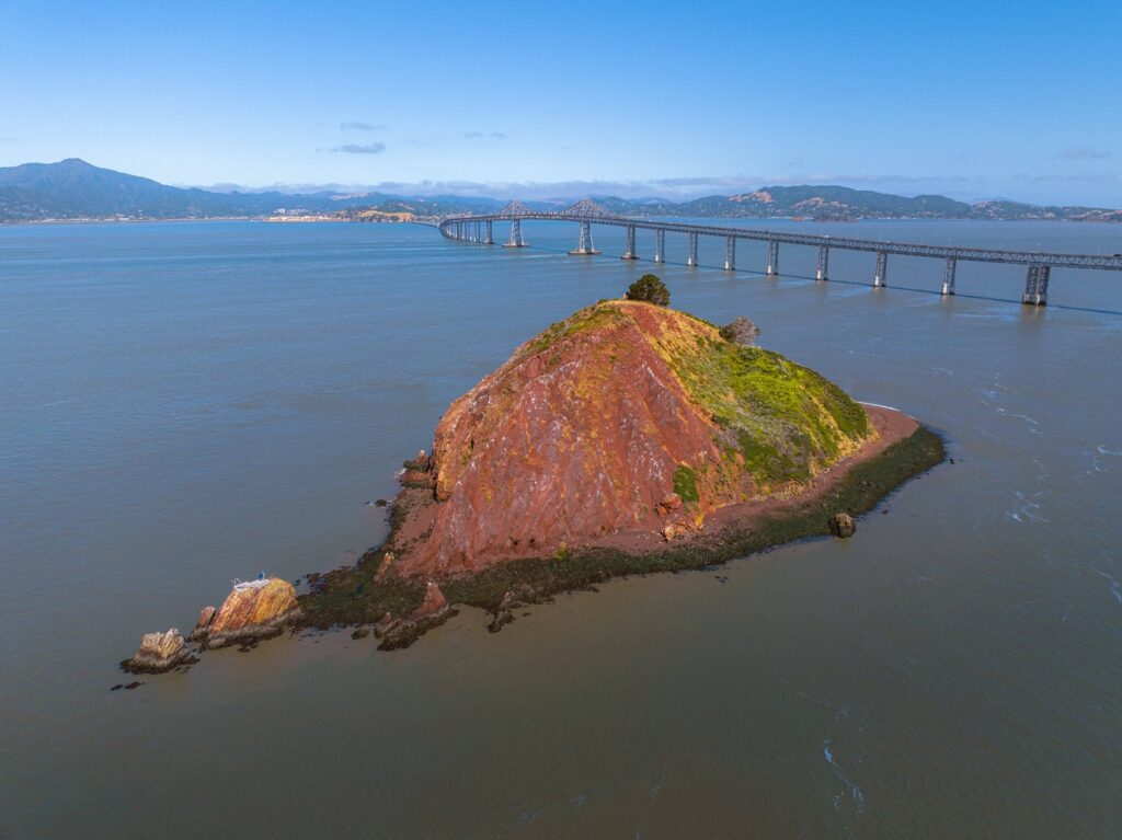 Na ameriškem trgu luksuznih nepremičnin je prav posebna ponudba. Naprodaj je otok rdečega kamenja (Red Rock Island), piše The Guardian. Gre za kos zemlje s pestro zgodovino in sploh edini zasebni otok v zalivu San Francisca.