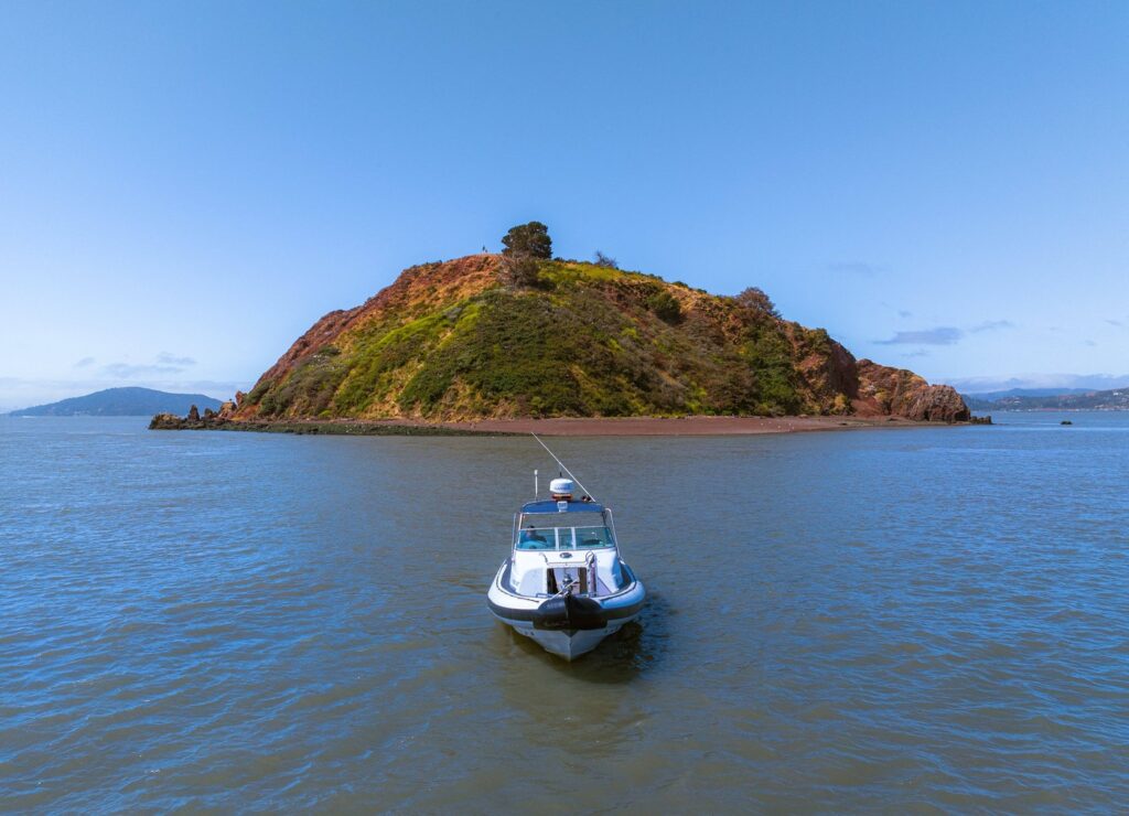 Na ameriškem trgu luksuznih nepremičnin je prav posebna ponudba. Naprodaj je otok rdečega kamenja (Red Rock Island), piše The Guardian. Gre za kos zemlje s pestro zgodovino in sploh edini zasebni otok v zalivu San Francisca.