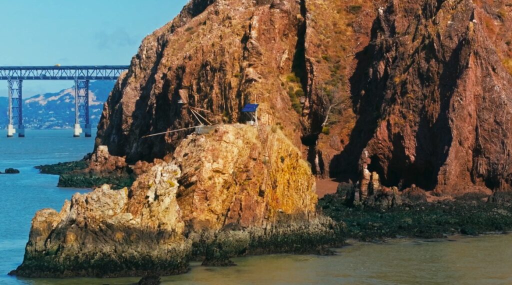 Na ameriškem trgu luksuznih nepremičnin je prav posebna ponudba. Naprodaj je otok rdečega kamenja (Red Rock Island), piše The Guardian. Gre za kos zemlje s pestro zgodovino in sploh edini zasebni otok v zalivu San Francisca.