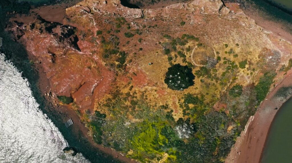 Na ameriškem trgu luksuznih nepremičnin je prav posebna ponudba. Naprodaj je otok rdečega kamenja (Red Rock Island), piše The Guardian. Gre za kos zemlje s pestro zgodovino in sploh edini zasebni otok v zalivu San Francisca.