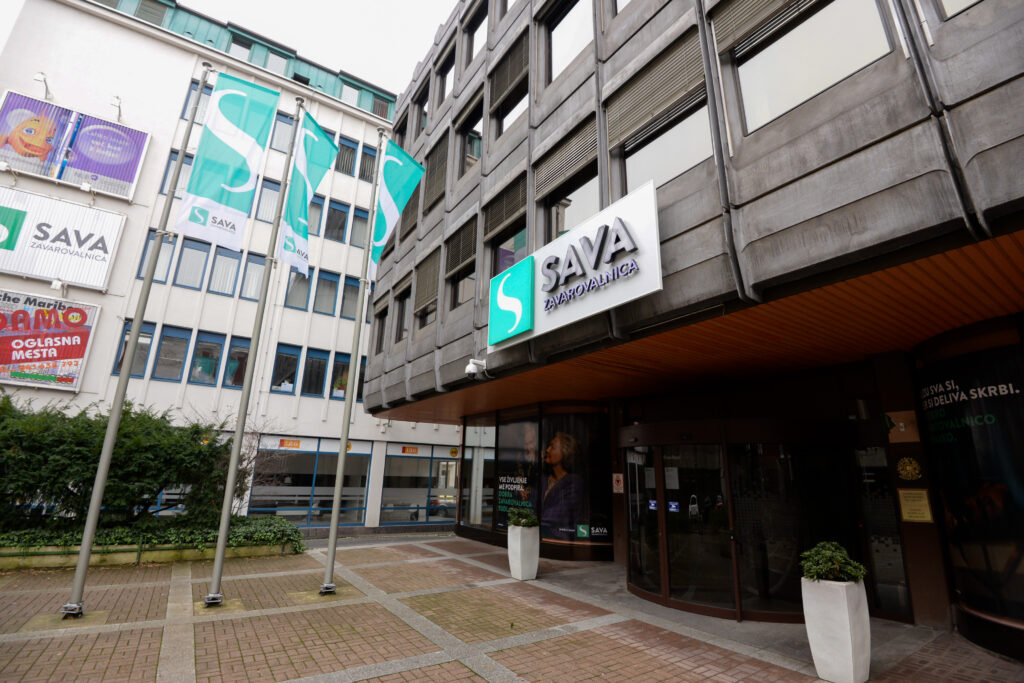 Sava, zavarovalnica, stavba, logotip, zastave