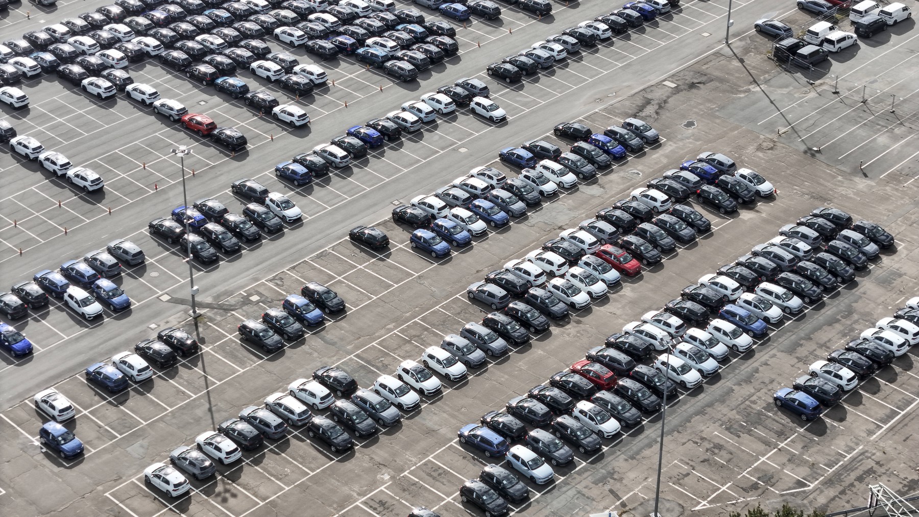 Die Verkäufe der deutschen Autoindustrie gingen zur Jahresmitte um fast fünf Prozent zurück