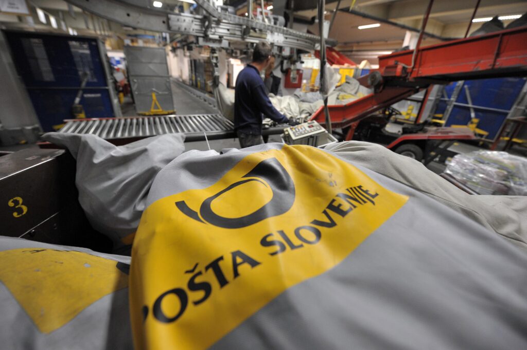 Po&scaron;ta Slovenije, paketi, pisma, po&scaron;iljke, vreča, po&scaron;tar, po&scaron;tni center