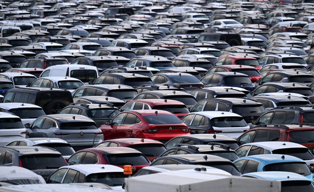 Avtomobili različnih znamk čakajo na izvoz v nemškem pristanišču Duisburg