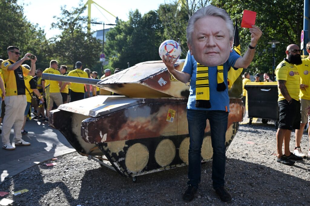 Protest proti Rheinmetallovemu sponzorstvu nogometnega kluba Borussia Dortmund
