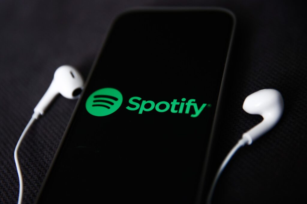 Spotify, glasba, aplikacija, mobilni telefon, slušalke